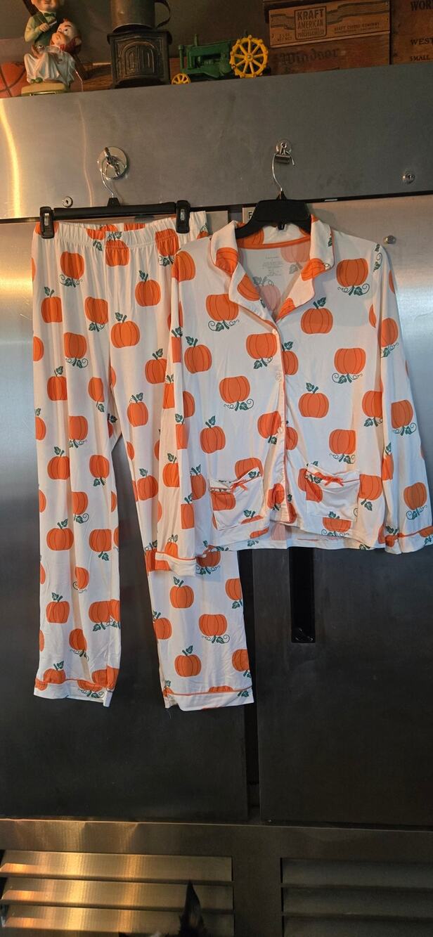Tahari Women's Pumpkin Print Pajama Set Size L 2-Piece Top and Pants